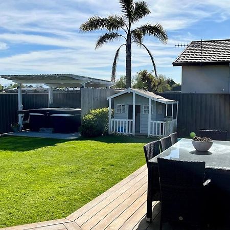 Sunny Delight In Clive Villa Exterior photo