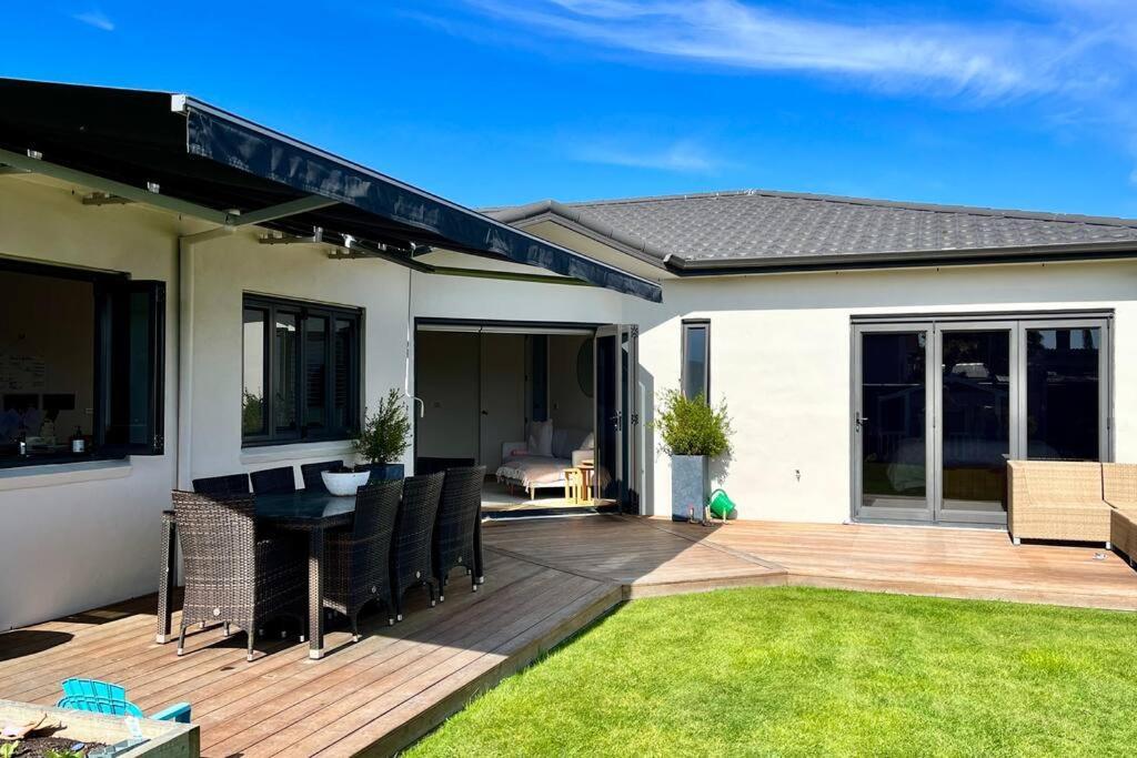 Sunny Delight In Clive Villa Exterior photo