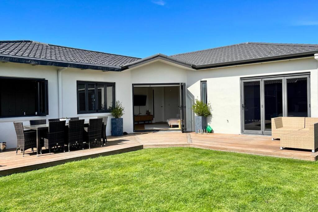 Sunny Delight In Clive Villa Exterior photo